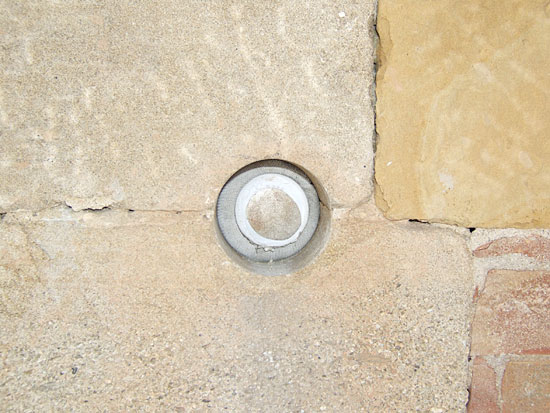 Ref.: 100 Lato esterno dell'ancora, in questo caso iniettato in maniera da rimanere all'interno del filo muro