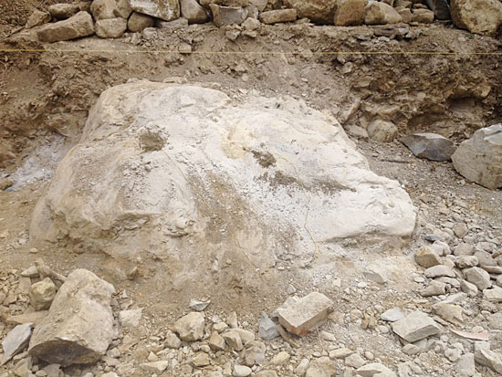 Roccia o Pietra di Grande dimensione da demolire 