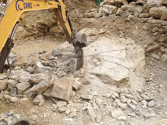Roccia Frantumata con una Carica o Volata
i resti si separano facilmente con un mini escavatore