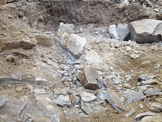 Demolizione di Roccia naturale in tempi brevi,
la pietra dopo la scissione o frantumazione, diventa facilmente asportabile, risultato impensabile con un martello demolitore