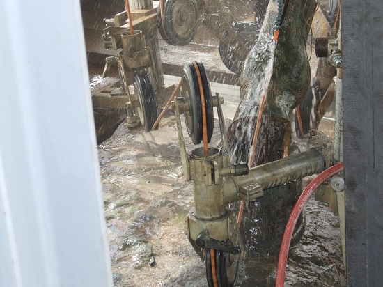 per questi tipi di interventi viene scelto un filo diamantato specifico, adatto a lavorare su materiali metallici scoperti, al contrario del filo tradizionale che necessitata di operare sul misto cemento/ferro