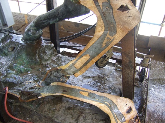 qui si distingue bene l'anima in ferro, che costituisce la parte strutturale della statua, lo scopo dell'intervento  ripristinare l'elemento portante che nel tempo si era deteriorato, i restauratori adesso possono intervenire per rendere il manufatto nuovamente resistente e sicuro.