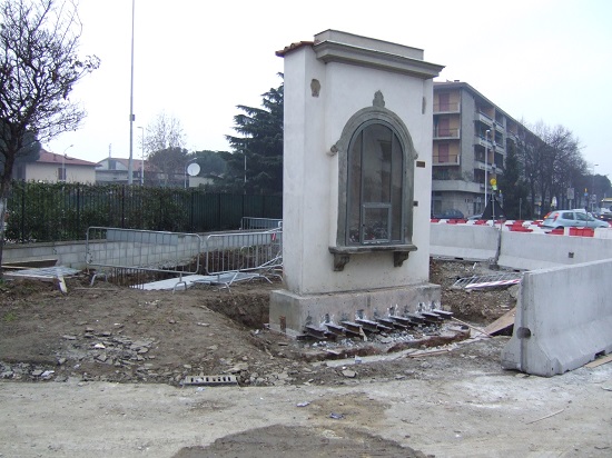 fase di consolidamento delle longarine, in modo da rendere omogeneo l'appoggio del manufatto al telaio. 
