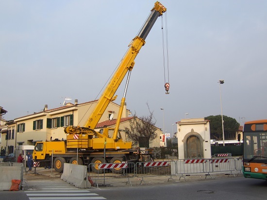 posizionamento della gru semovente, per il sollevamento del tabernacolo antico