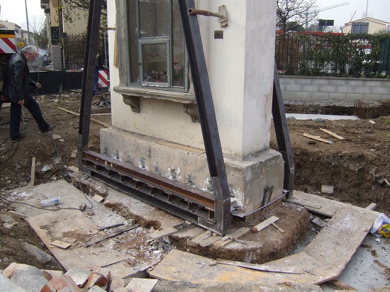 Installazione del telaio appositamente fabbricato, e fissaggio mediante saldatura in loco, 