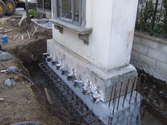 il tabernacolo adesso adagia sul suo nuovo plinto di fondazione, senza aver subito alcuna sollecitazione o vibrazione, integro come all'inizio dell'intervento!