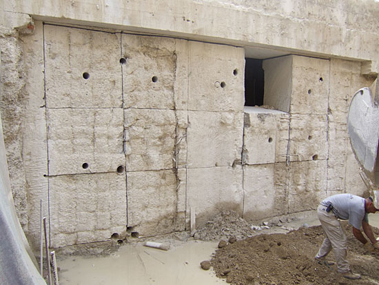 Taglio di parete in cemento armato con Filo Diamantato porzionato in blocchi  da 1MQ spessore 1ML
Stazione Santa Maria Novella Firenze