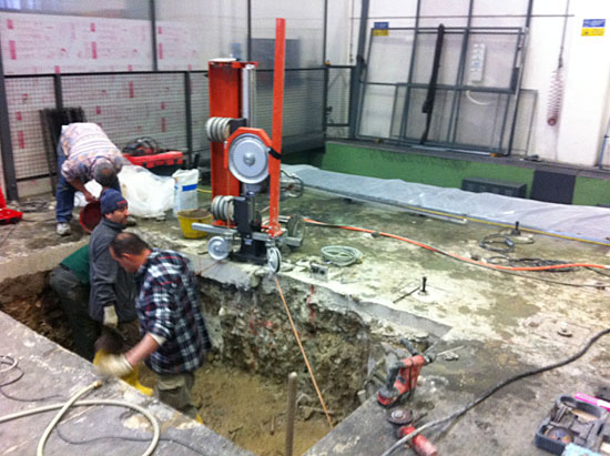 Modifica di Plinto di Fondazione Macchinario CNC
Taglio Con Filo Diamantato
Posizionamento della Macchina per tagliare la base
