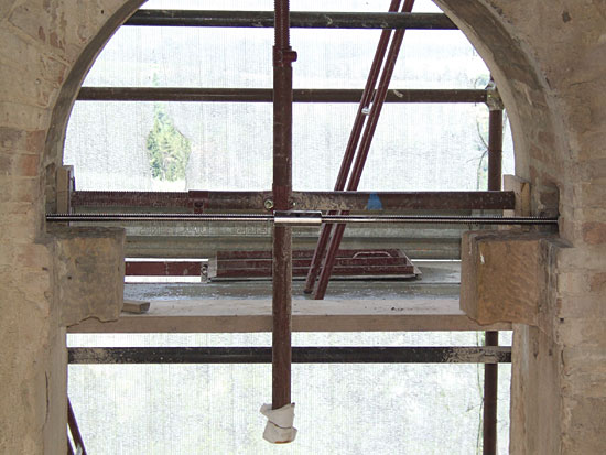 Ref.: 99 Ancore installate all'imposta dell'arco, e Tirante regolabile pronto alla tesatura
